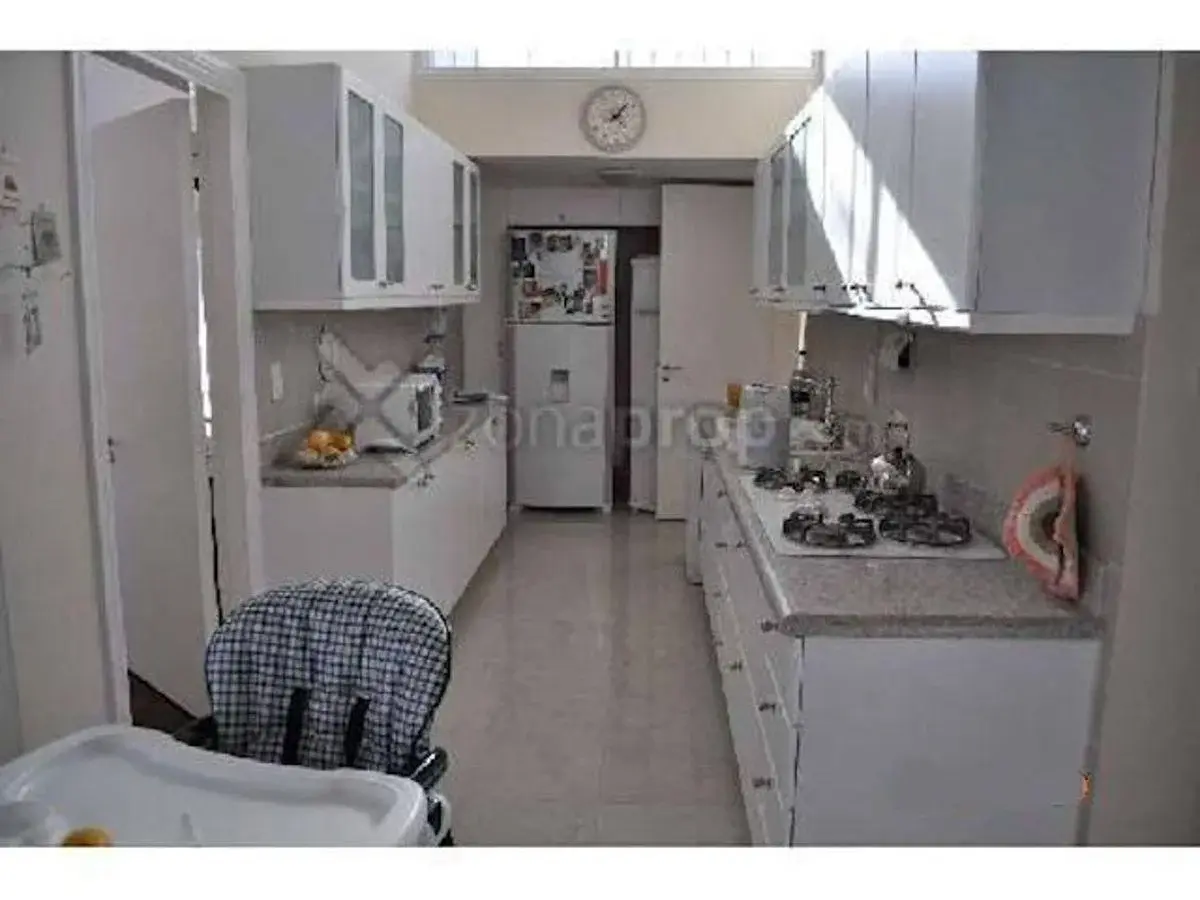 ALQUILER. Casa sobre calle Gral. Güemes. Av. Libertador al rio. 4 dormitorios, Pileta 4