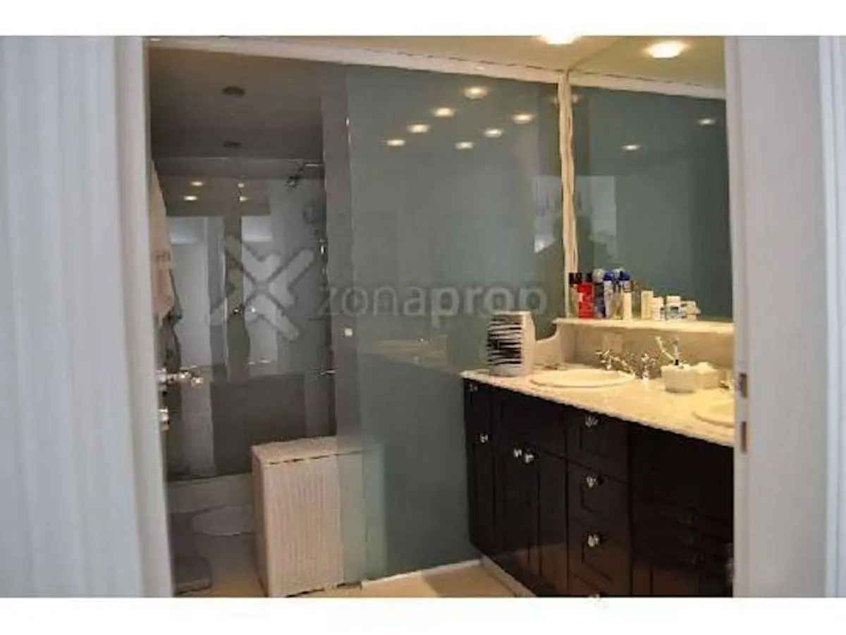 ALQUILER. Casa sobre calle Gral. Güemes. Av. Libertador al rio. 4 dormitorios, Pileta 5