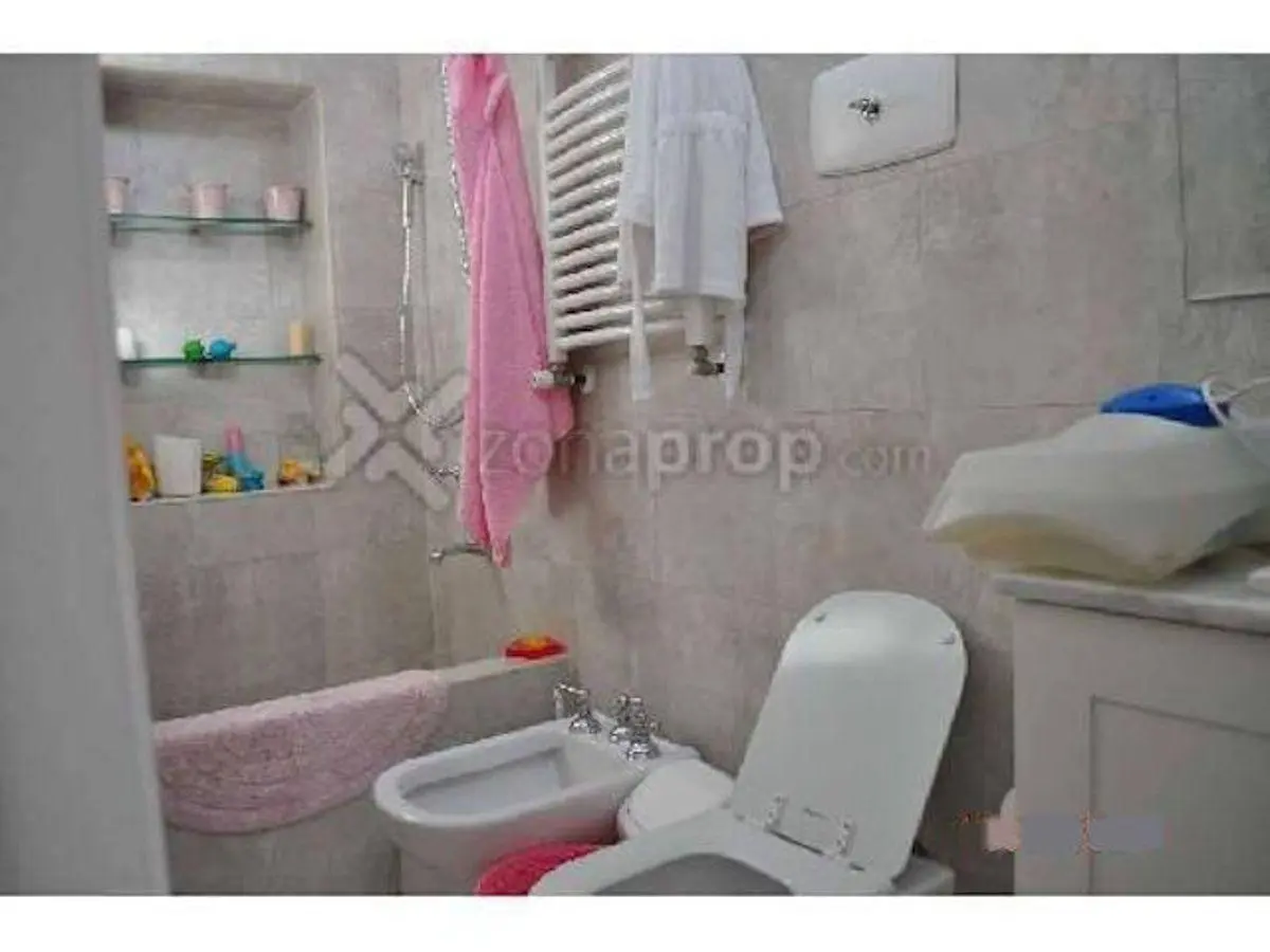 ALQUILER. Casa sobre calle Gral. Güemes. Av. Libertador al rio. 4 dormitorios, Pileta 3