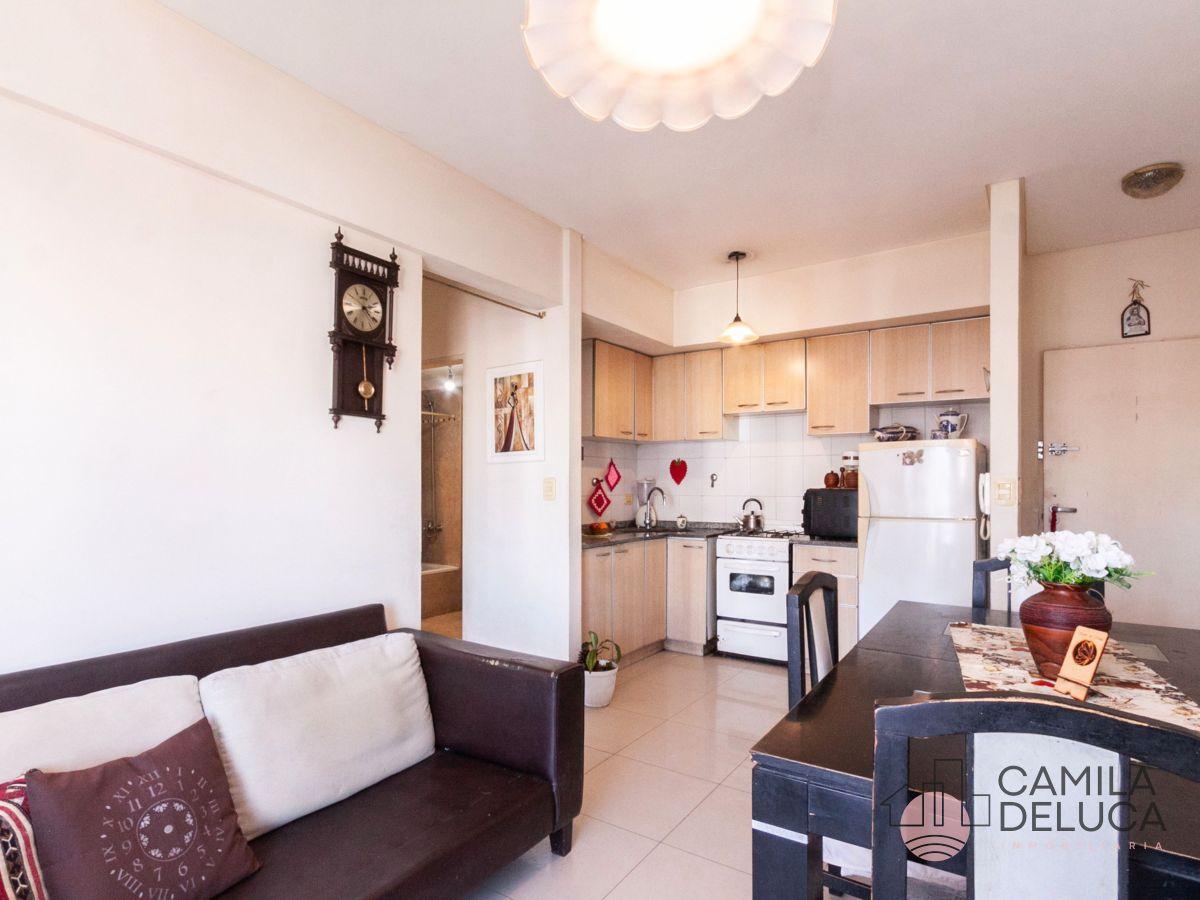 Foto de Venta 2 ambientes súper luminoso con balcón corrido en pleno Lanús Este, imagen 2