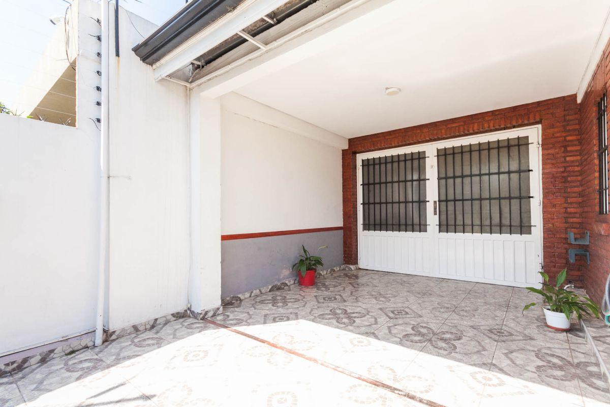Foto de Casa 4 ambientes con quincho y 2 cocheras en venta en Lomas de Zamora, imagen 2