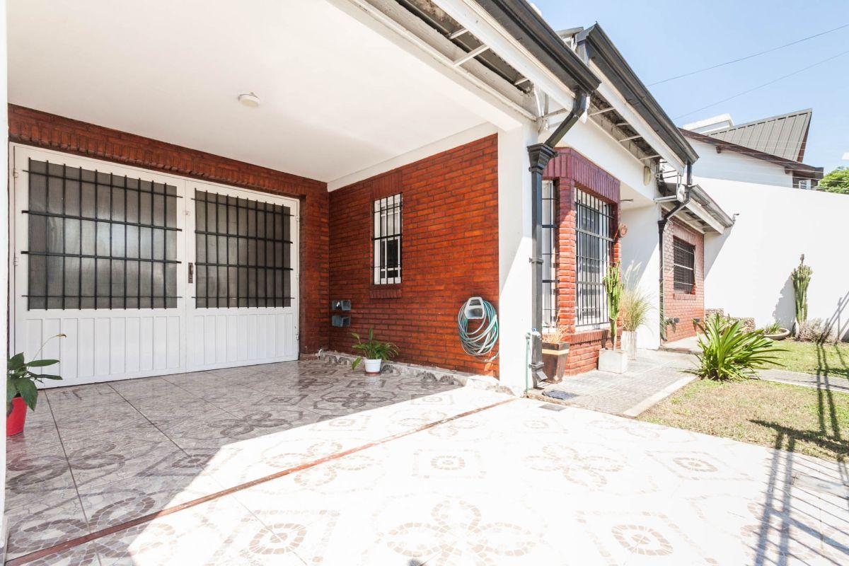 Foto de Casa 4 ambientes con quincho y 2 cocheras en venta en Lomas de Zamora, imagen 3