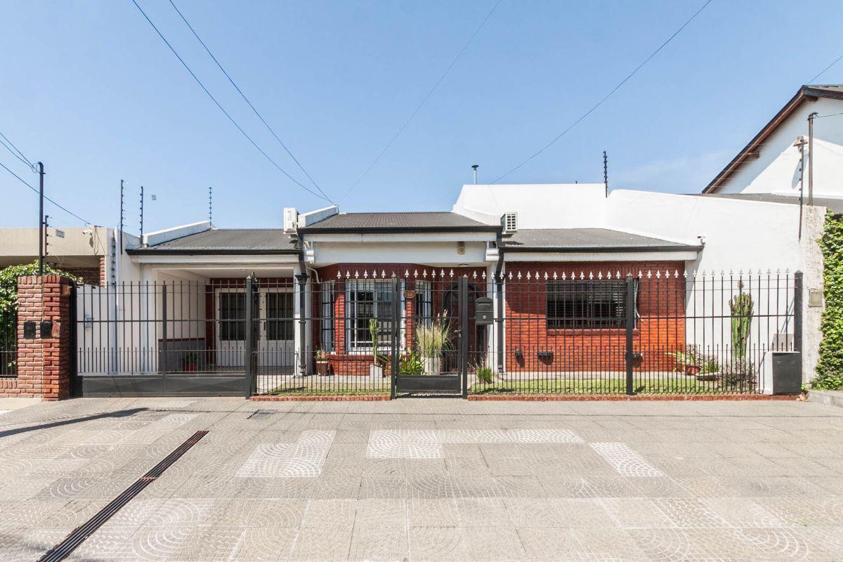 Foto de Casa 4 ambientes con quincho y 2 cocheras en venta en Lomas de Zamora, imagen 1