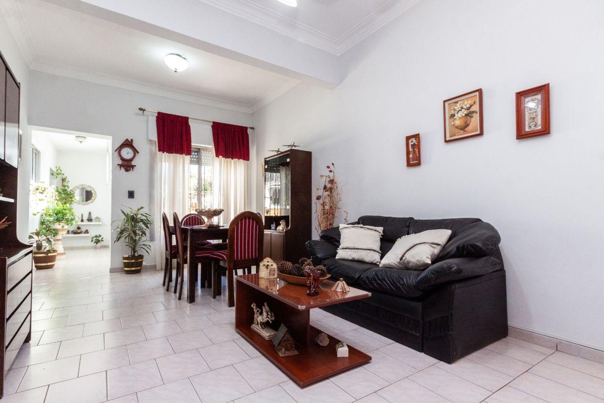 Foto de Casa 3 ambientes con parque y cochera en Lanús Oeste, imagen 1