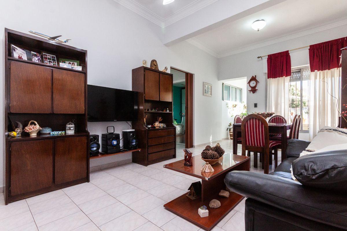 Foto de Casa 3 ambientes con parque y cochera en Lanús Oeste, imagen 2