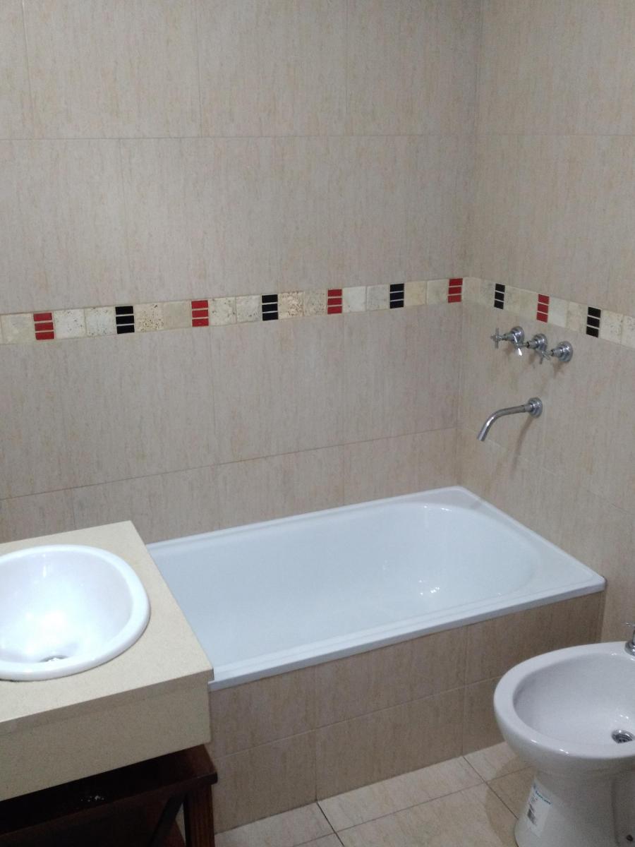 VENTA DE DEPTO 2 AMB AL FRENTE, EN UN 2° PISO CON BALCON, TERR/P Y COCHERA.