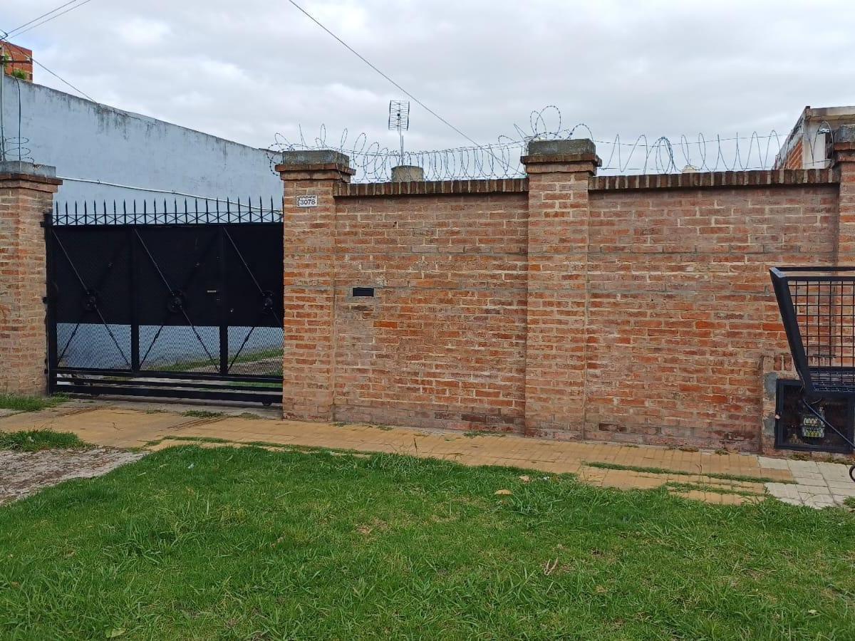 EXCELENTE CASA 3 AMB EN VENTA EN MARMOL. CON FONDO , PILETA+ QUINCHO.
