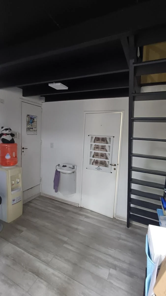 VENTA DE LOCAL, EN LA CALLE PRINCIPAL DE R. DE ESCALADA OESTE, ZONA MUY CENTRICA