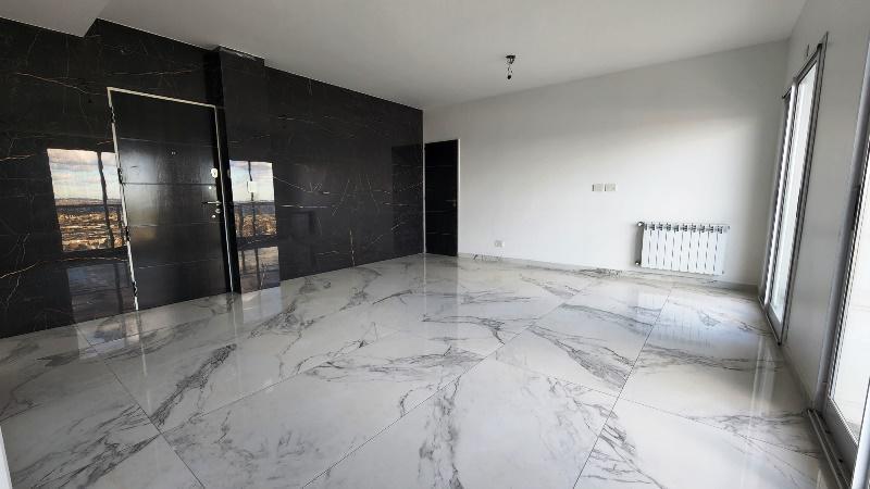 VENTA DE UN PISO, 4 AMB, CON TERRAZA Y PISCINA PROPIA, Y 2 COCHERAS, A ESTRENAR.