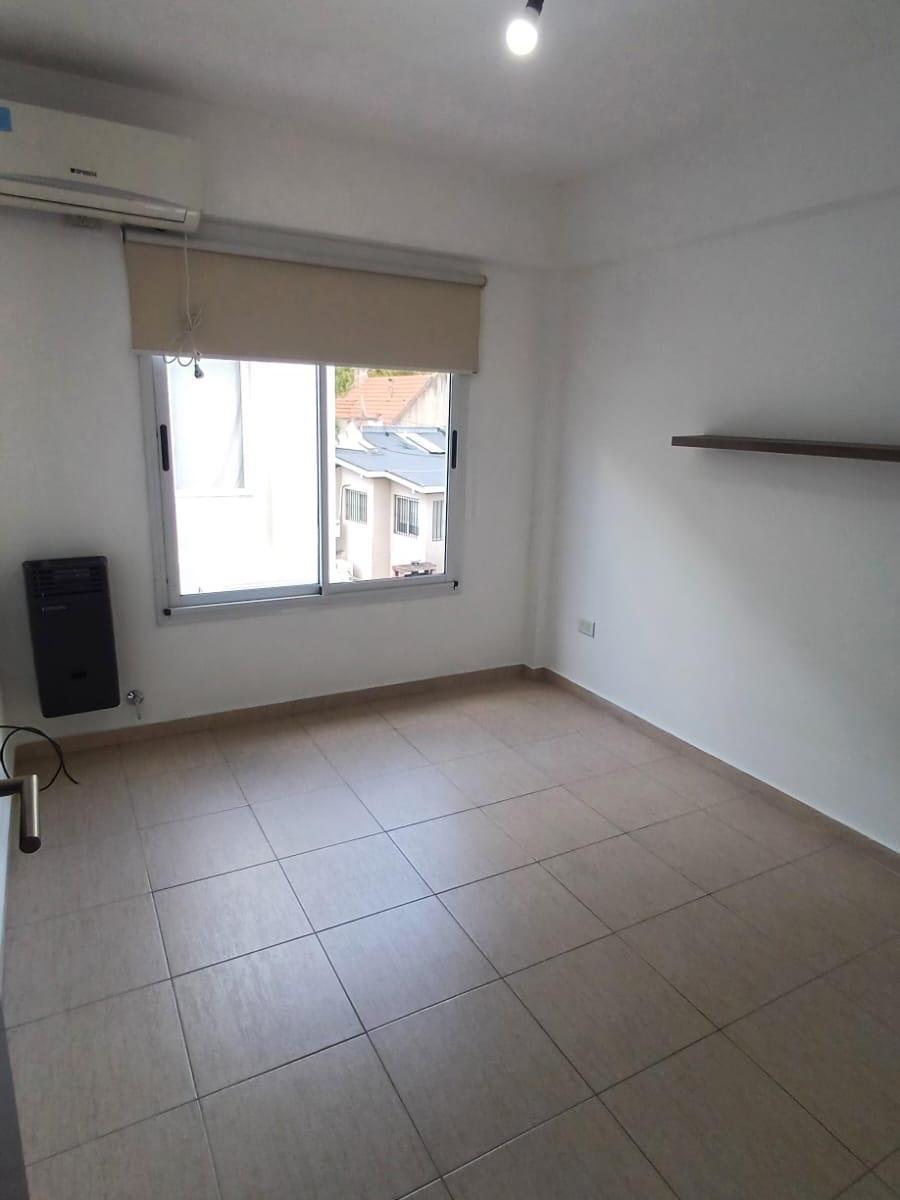 -VENTA DE DEPTO 2 AMB EN UN 2DO PISO, CONTRAFRENTE.