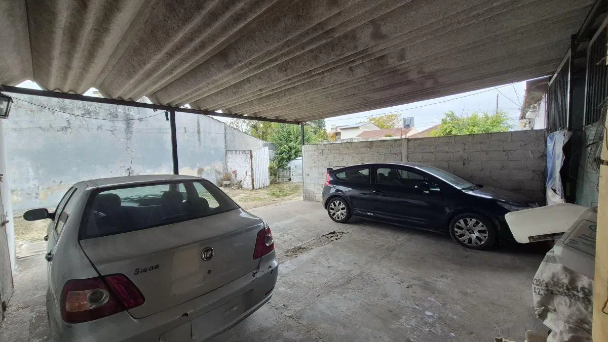 VENTA DE 2 LOCALES, 2 DEPOSITOS, COCHERAS Y UN DPTO TIPO CASA AL FONDO. SOBRE 2 LOTES DE 8.66X26.22. 4
