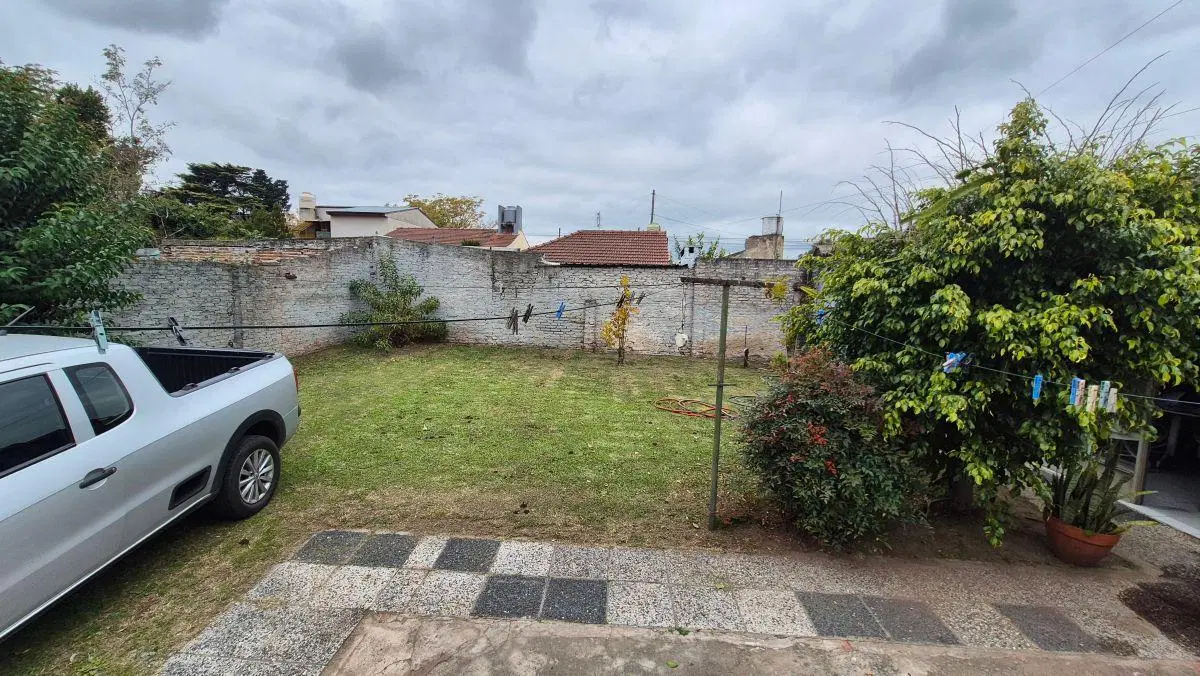 VENTA DE DPTO TIPO CASA, 2 LOCALES, 2 DEPOSITOS Y COCHERAS. SOBRE 2 LOTES DE 8.66X26.22. 5
