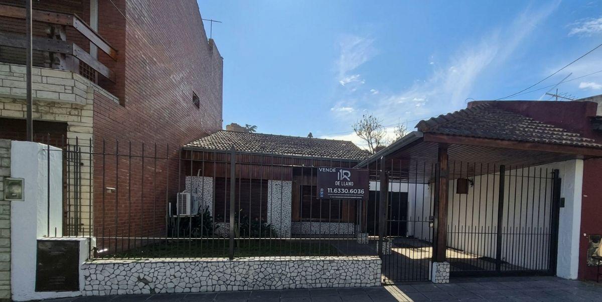 CHALET EN VENTA EN BANFIELD, 5 AMBIENTES, 2 BAÑOS, FONDO LIBRE.