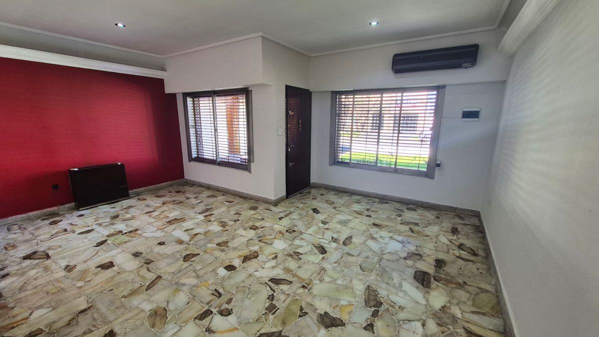 Foto de CHALET EN VENTA EN BANFIELD, 5 AMBIENTES, 2 BAÑOS, FONDO LIBRE., imagen 3