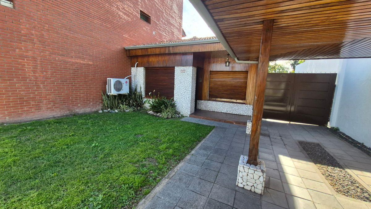 Foto de CHALET EN VENTA EN BANFIELD, 5 AMBIENTES, 2 BAÑOS, FONDO LIBRE., imagen 2