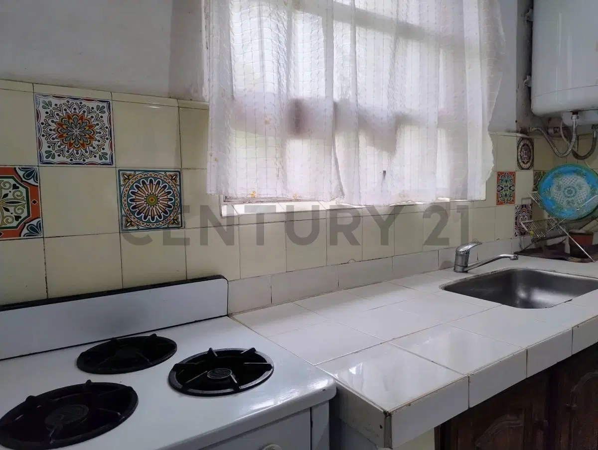 Encantadora casa-quinta de 4 ambientes con pileta y quincho. Parque de 832.50 m2. Merlo 2