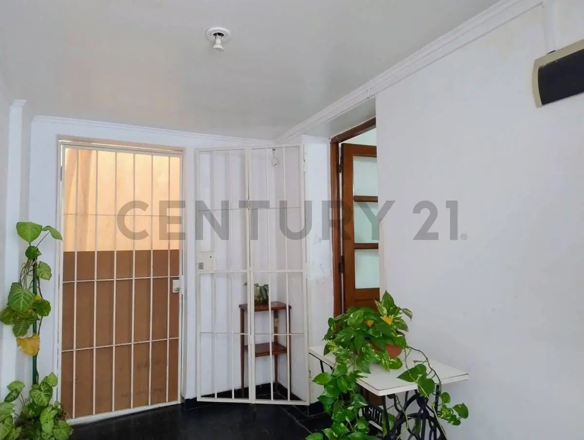 PH en venta zona Abasto, con entrepiso, patio y terrasa. 2 ambientes. Dos departamentos luminoso. Si 3