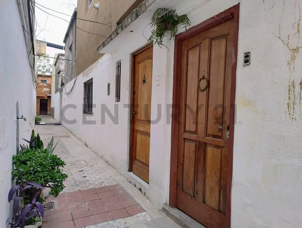PH en venta zona Abasto, con entrepiso, patio y terrasa. 2 ambientes. Dos departamentos luminoso. Si 2