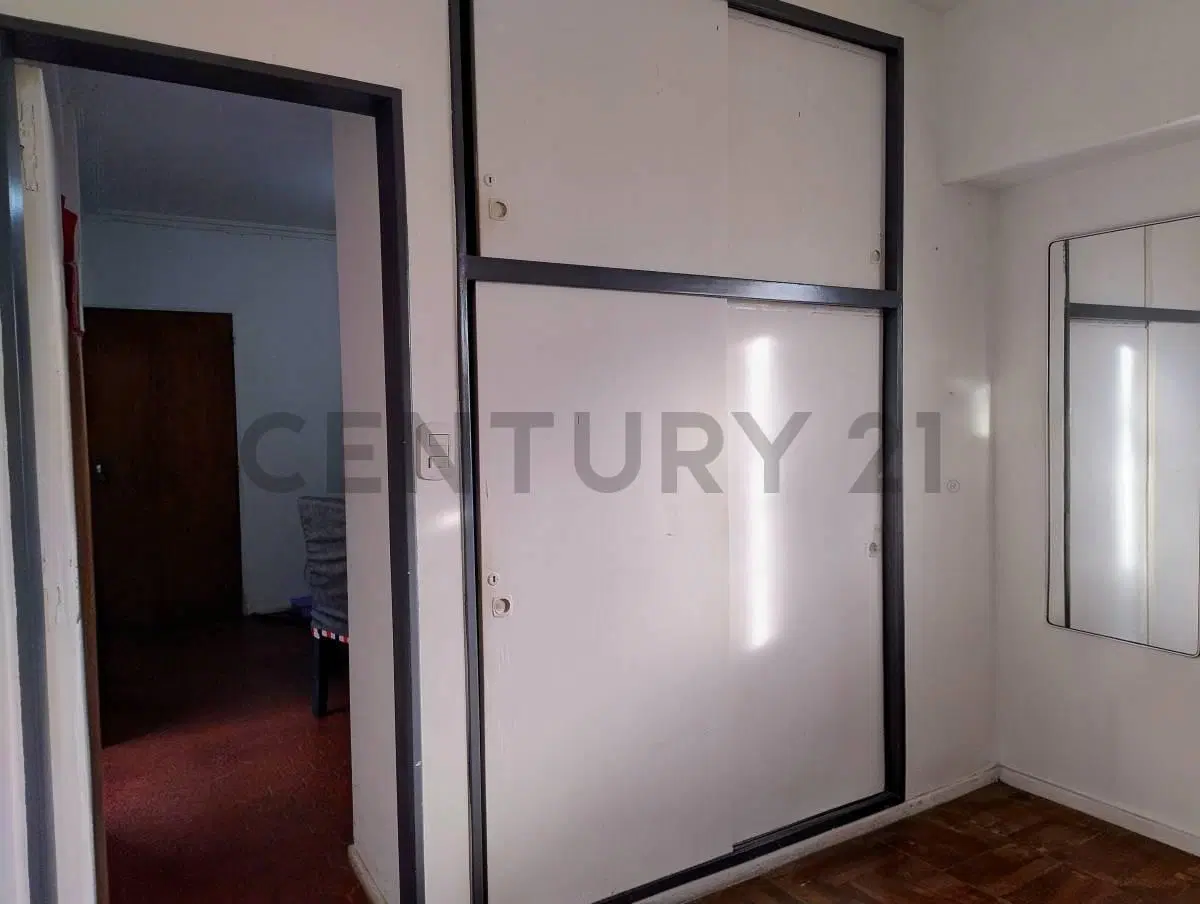 Departamento de 2 ambientes, muy luminoso, 3er. Piso, puerta-balcón, 5 cuadras de Av. Rivadavia, Lin 8