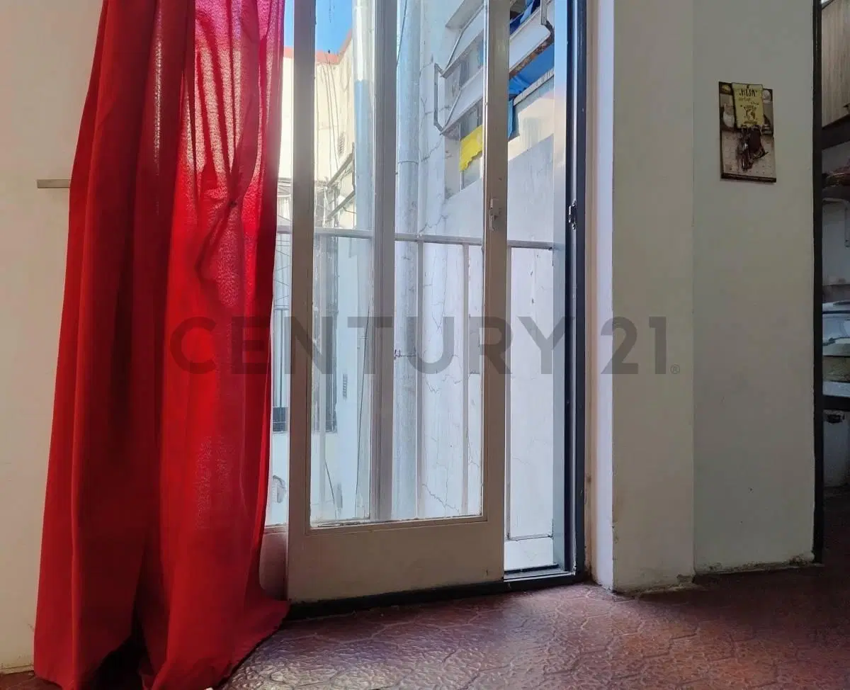 Departamento de 2 ambientes, muy luminoso, 3er. Piso, puerta-balcón, 5 cuadras de Av. Rivadavia, Lin 4