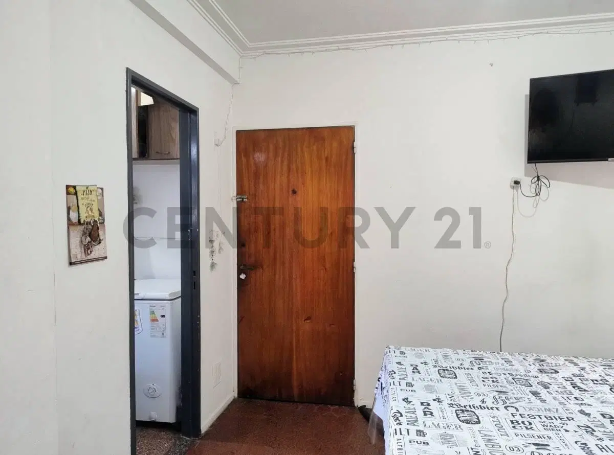 Departamento de 2 ambientes, muy luminoso, 3er. Piso, puerta-balcón, 5 cuadras de Av. Rivadavia, Lin 2