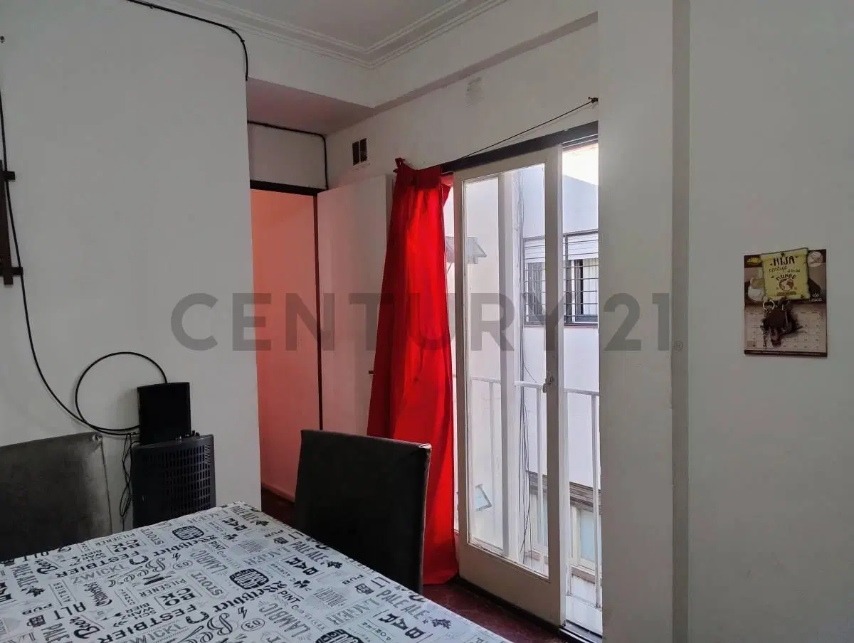 Departamento de 2 ambientes, muy luminoso, 3er. Piso, puerta-balcón, 5 cuadras de Av. Rivadavia, Lin 5
