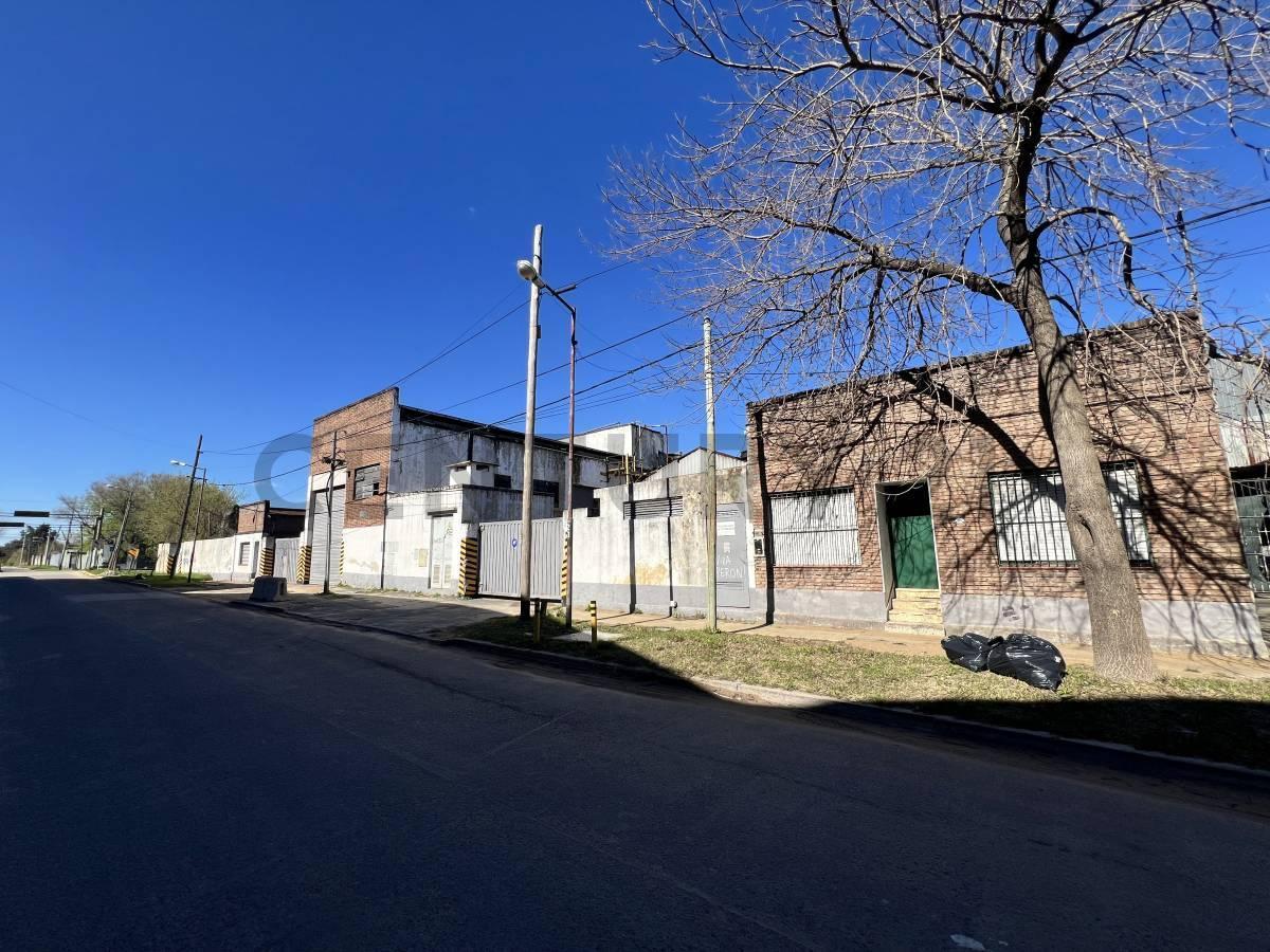 Foto de FÁBRICA 8.000M² - SALIDA A 2 CALLES - DEP. INDEP. + 2 CASAS - FINANCIA, imagen 2