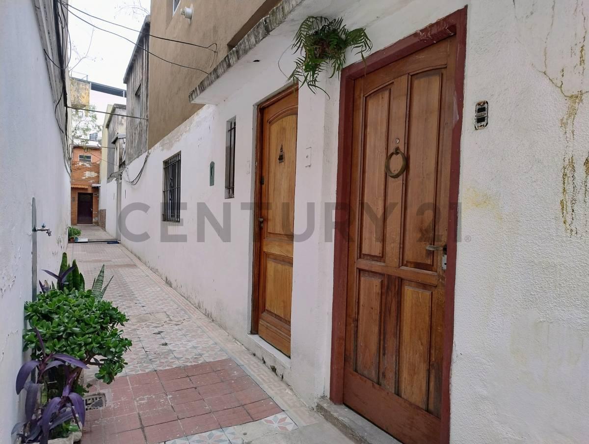 Foto de PH en venta zona Abasto, con entrepiso, hall de entrada y pequeña, imagen 1
