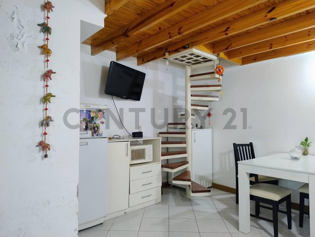 Foto de PH en venta zona Abasto, con entrepiso, hall de entrada y pequeña, imagen 5