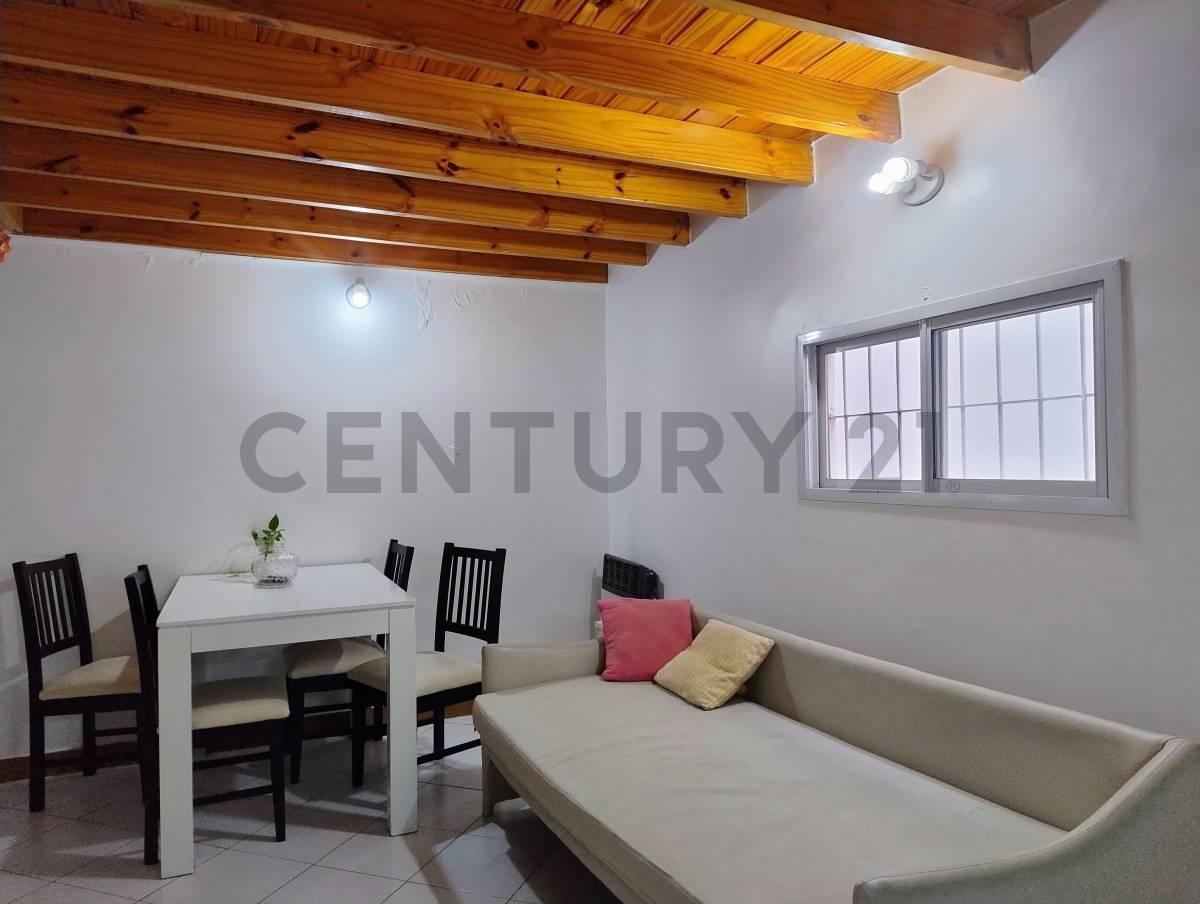 Foto de PH en venta zona Abasto, con entrepiso, hall de entrada y pequeña, imagen 3