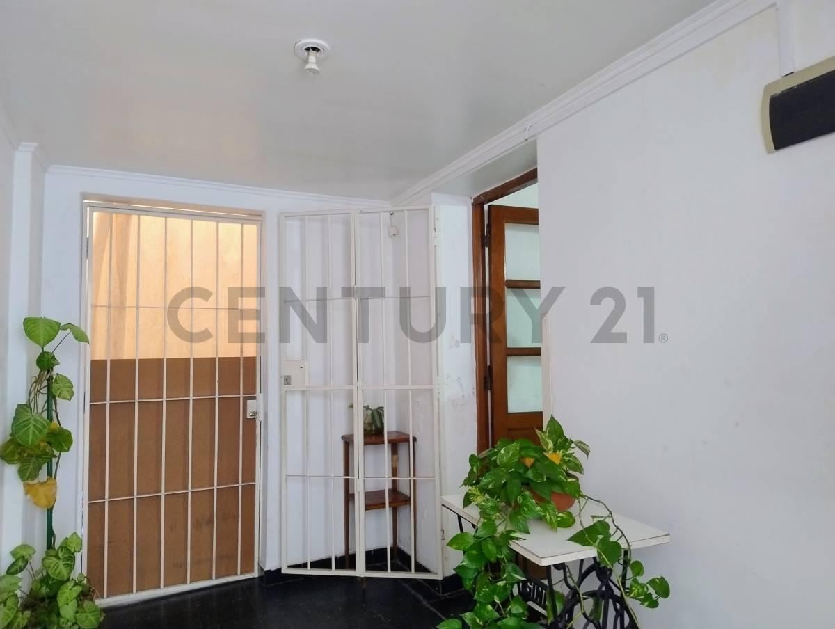 Foto de PH en venta zona Abasto, con entrepiso, hall de entrada y pequeña, imagen 2