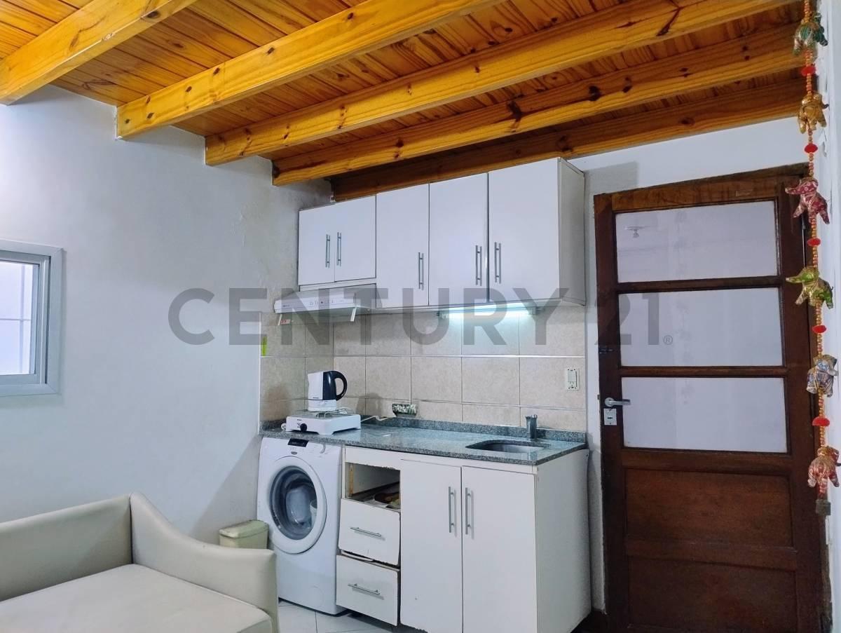 Foto de PH en venta zona Abasto, con entrepiso, hall de entrada y pequeña, imagen 4