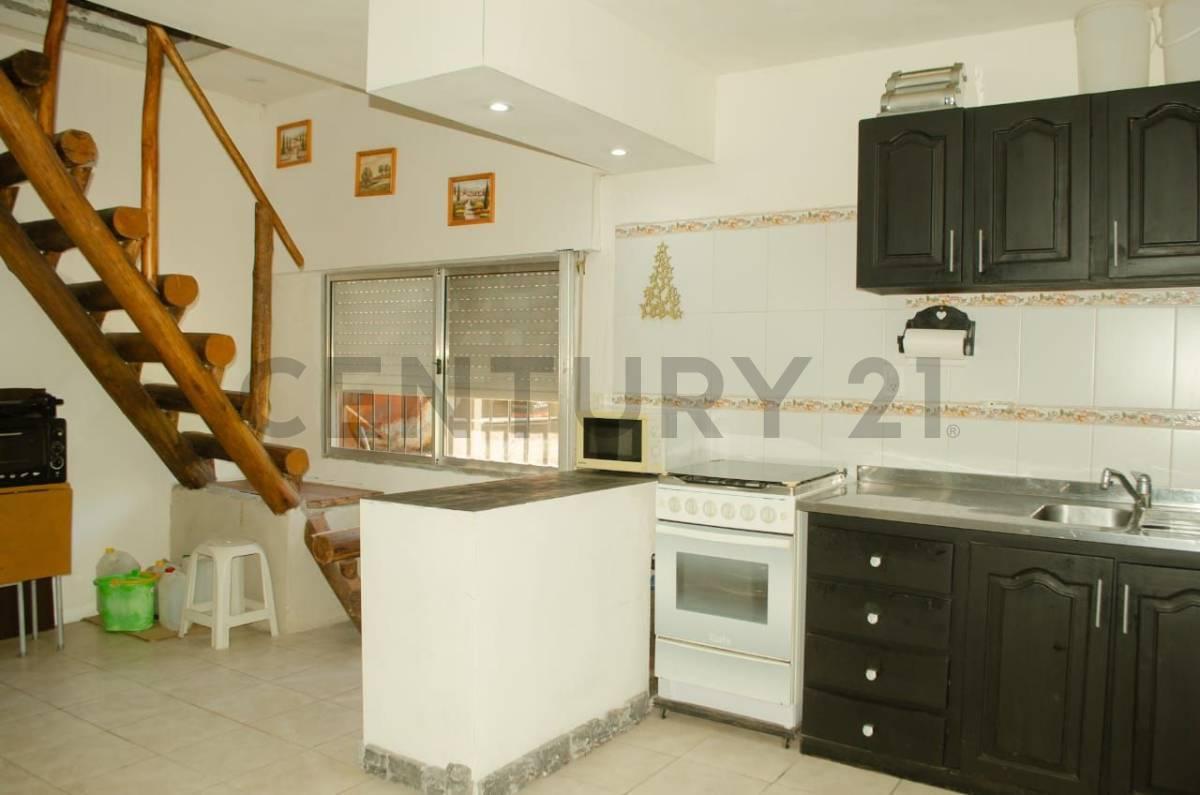 Foto de Venta casa de diseño moderno con pileta y amplio espacio verde en, imagen 5
