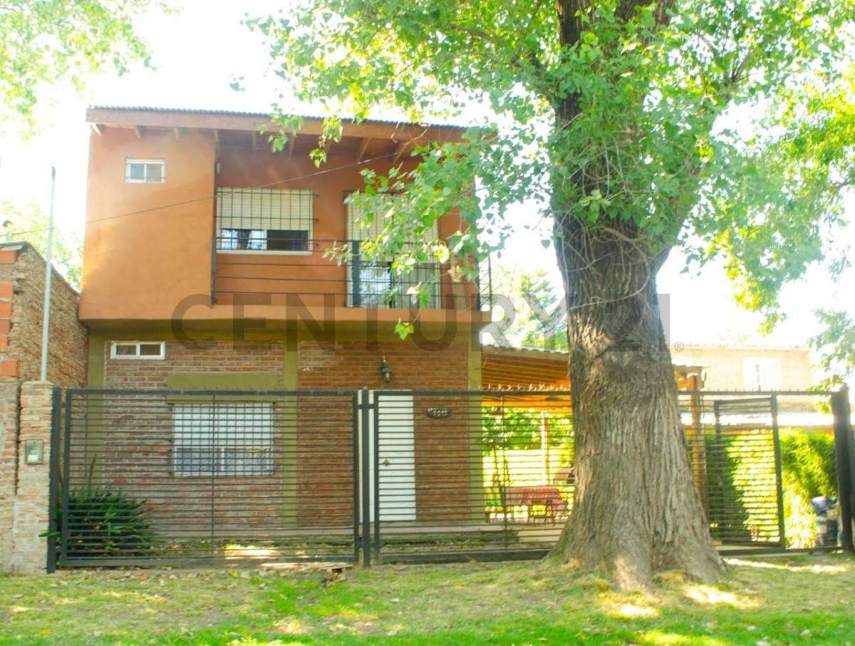 Foto de Venta casa de diseño moderno con pileta y amplio espacio verde en, imagen 1