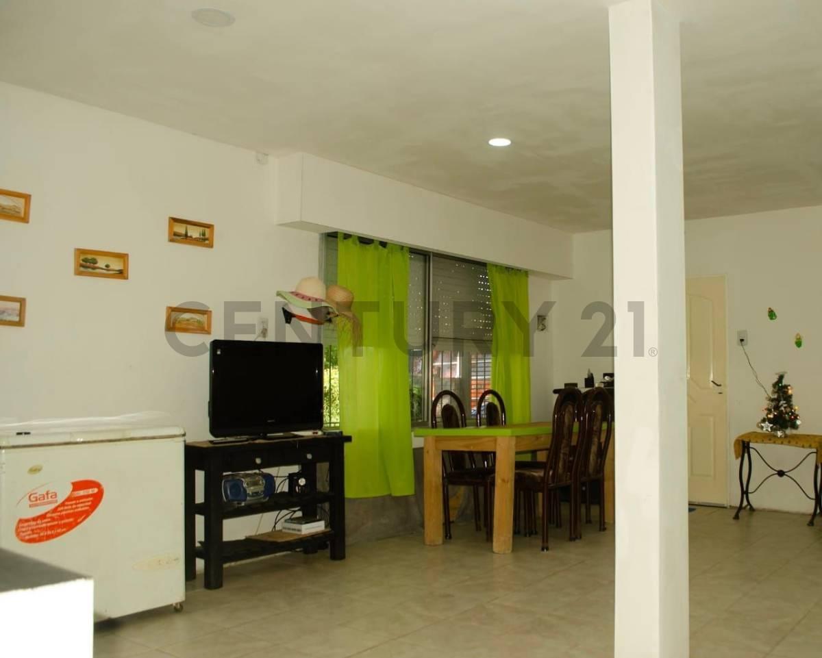 Foto de Venta casa de diseño moderno con pileta y amplio espacio verde en, imagen 4