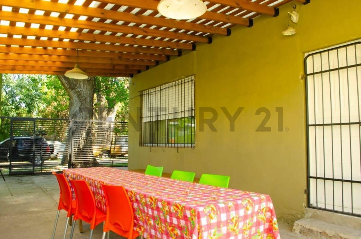 Foto de Venta casa de diseño moderno con pileta y amplio espacio verde en, imagen 3