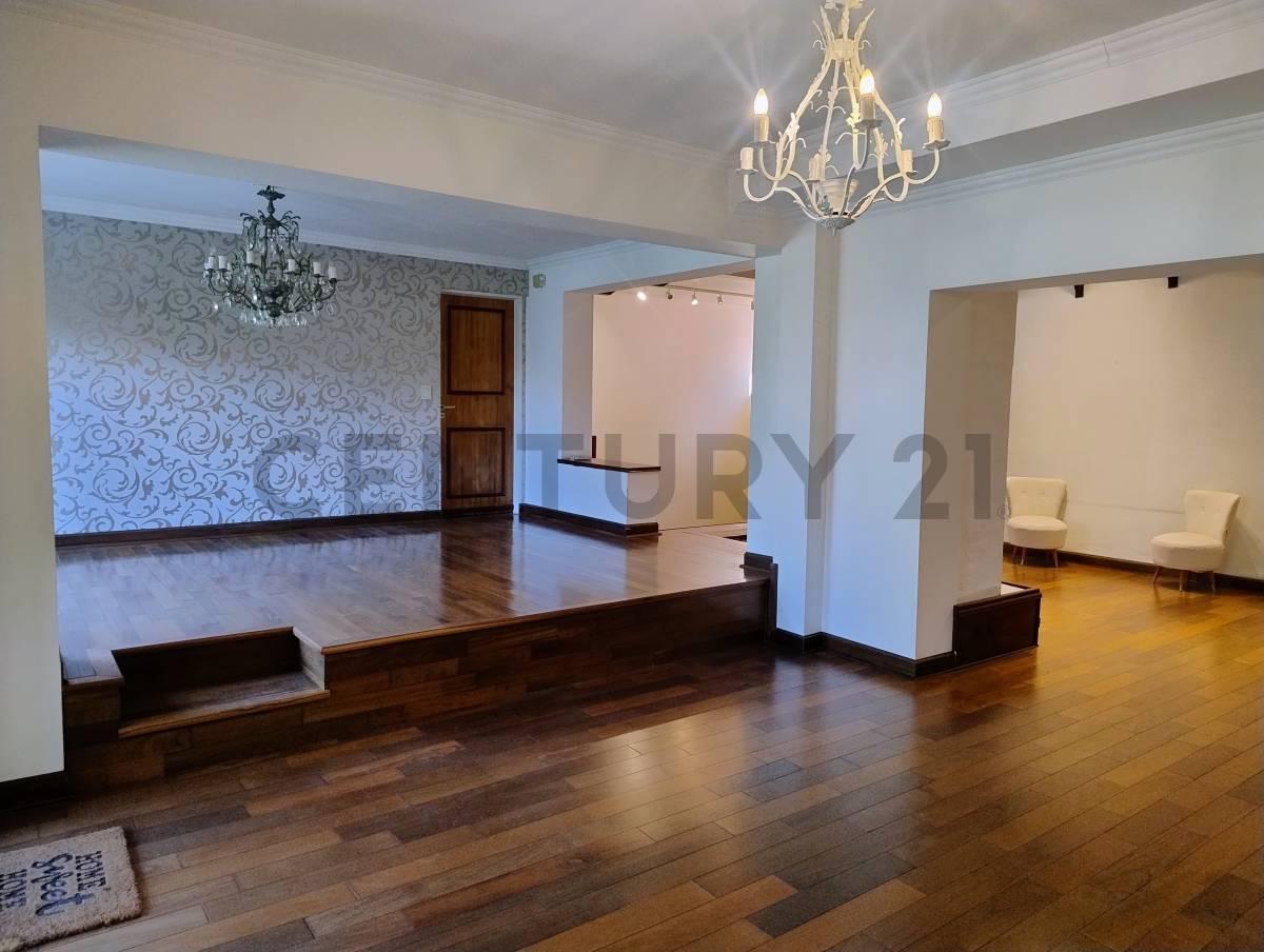 Foto de Casa en Venta en Las Lomas de San Isidro. 3 dormitorios. Jardín con, imagen 1