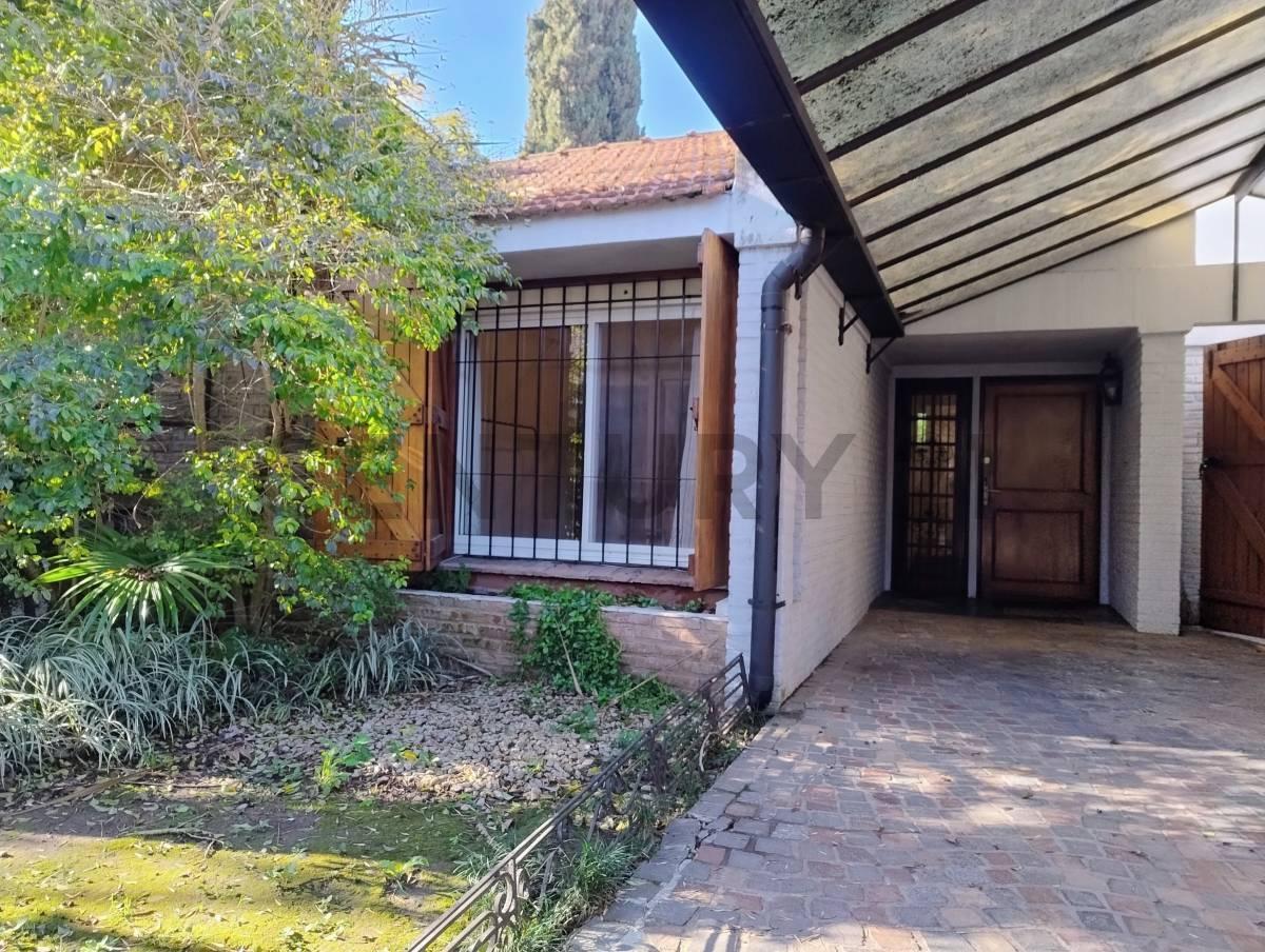 Foto de Casa en Venta en Las Lomas de San Isidro. 3 dormitorios. Jardín con, imagen 5