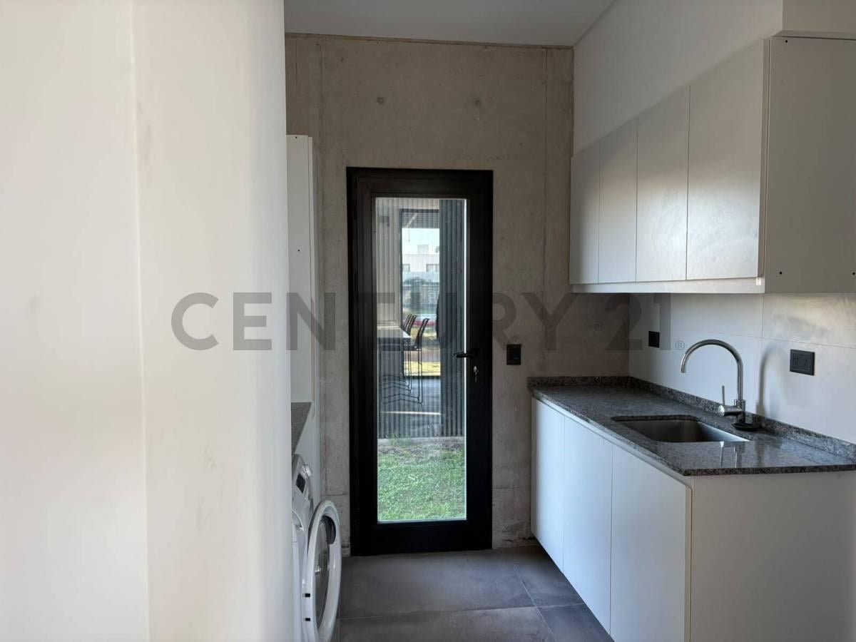 Foto de CASA VENTA 4 AMBIENTES EN DOS PLATAS A LA LAGUNA, BARRIO EL NAUDIR, imagen 3