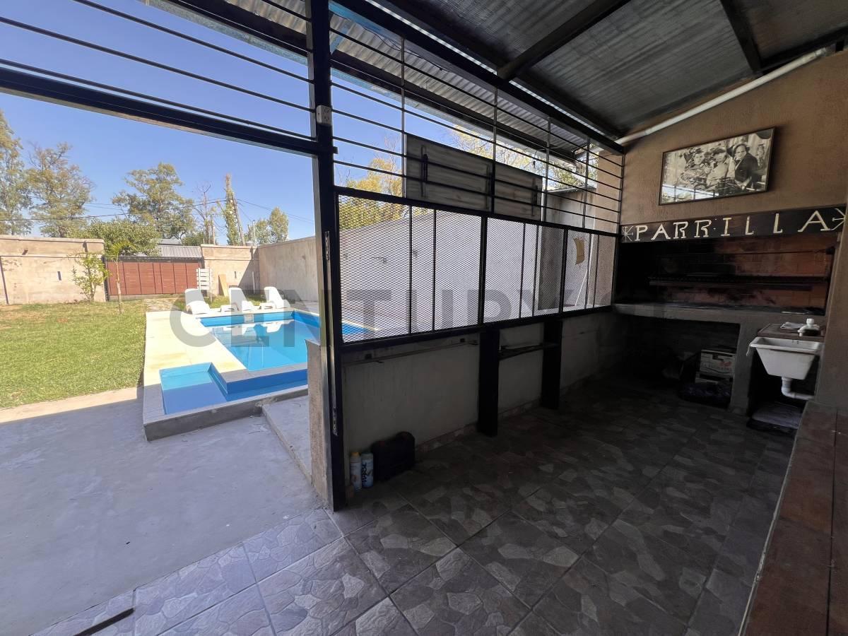 Foto de VENTA - EXCELENTE QUINCHO CON PISCINA EN BARRIO LAS MORAS – LOTE 312 M², imagen 2