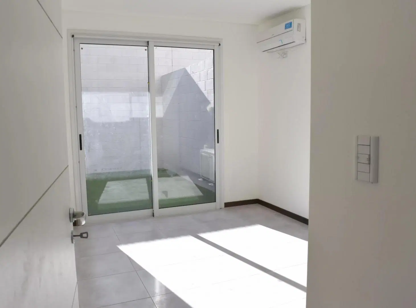 DEPARTAMENTO DE 1 DORMITORIO CON PATIO EN ALQUILER – TORRE MITRE 2 5
