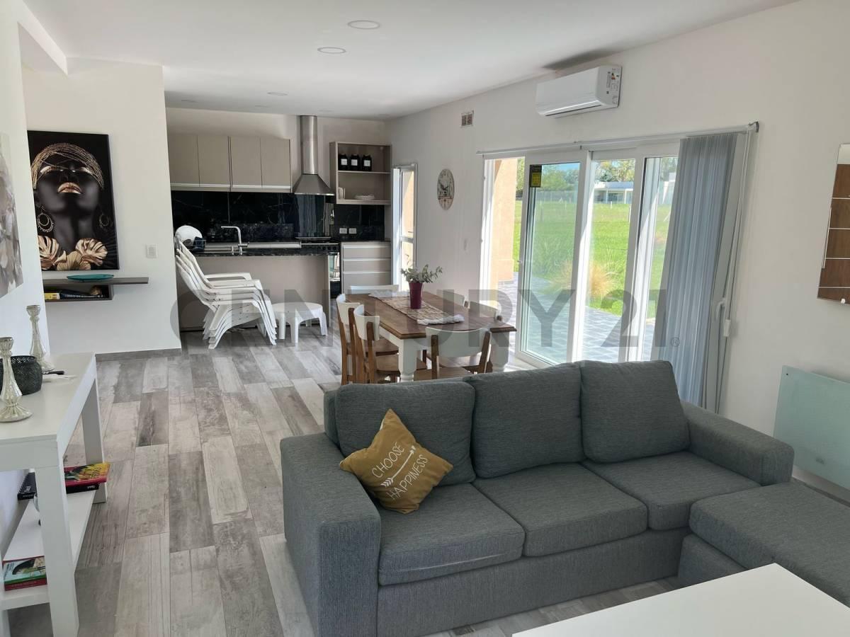 Foto de VENTA CASA 4 AMBIENTES, PLANTA BAJA, MODERNA, BARRIO CLUB DE CAMPO, imagen 3
