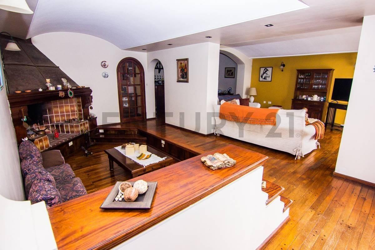 Venta Casa 6 ambientes en Castelar Norte con pileta