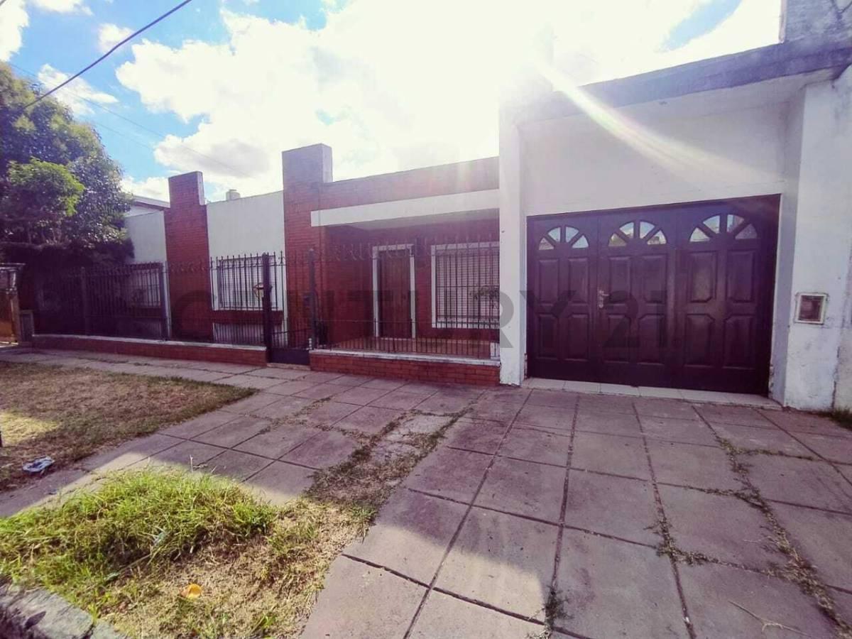 VENTA CASA 3 AMBIENTES, APTA CRÉDITO, CASTELAR