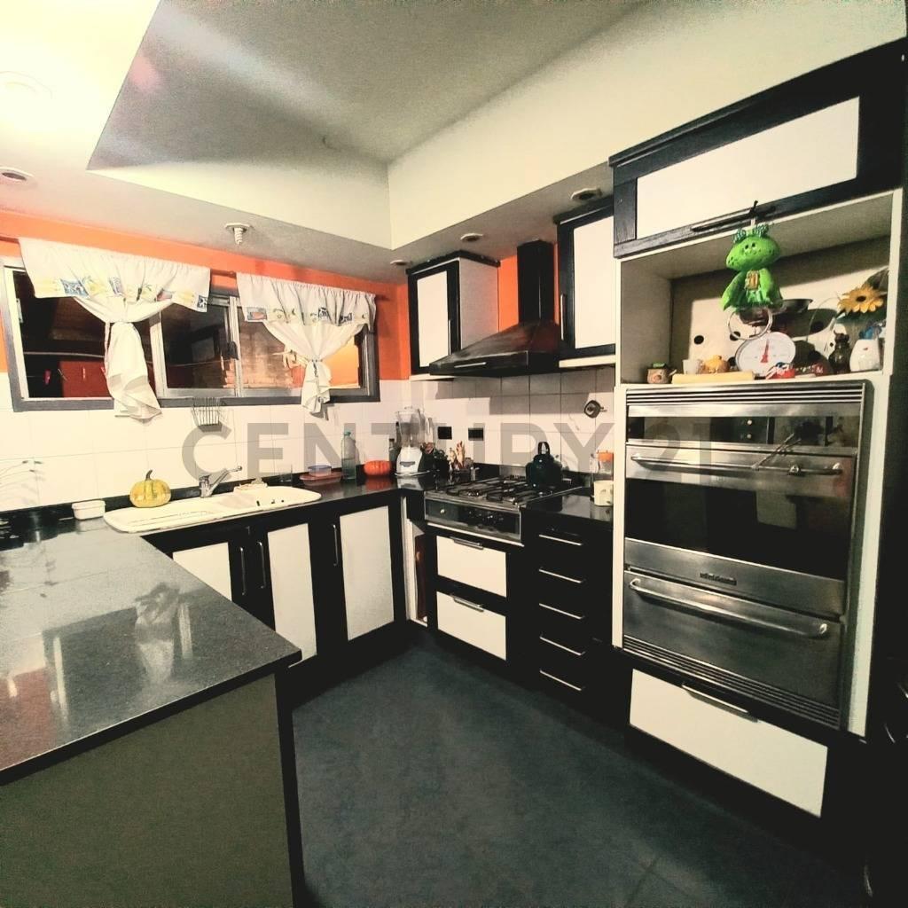 Venta Casa 5 Ambientes en Padua Centro con Parque y Pileta 1