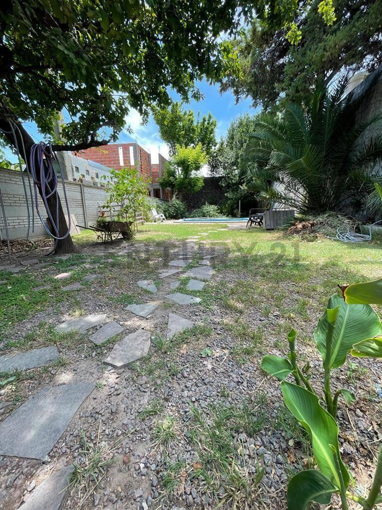 Venta Casa 5 Ambientes en Padua Centro con Parque y Pileta 2