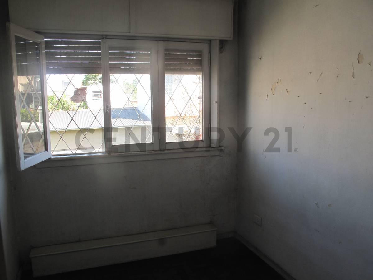 VENTA CASA 3 AMBIENTES CON JARDIN CASTELAR SUR. APTO CREDITO