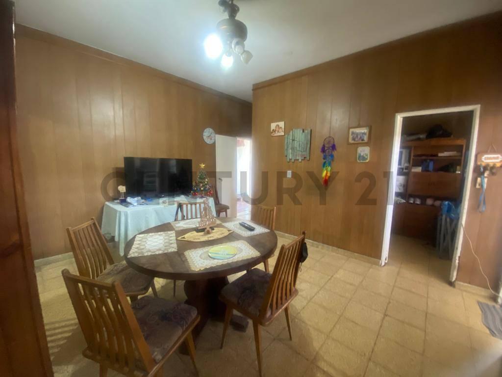 casa de 4 Ambientes en Ituzaingó posee Las Siguientes Características: - J. 5
