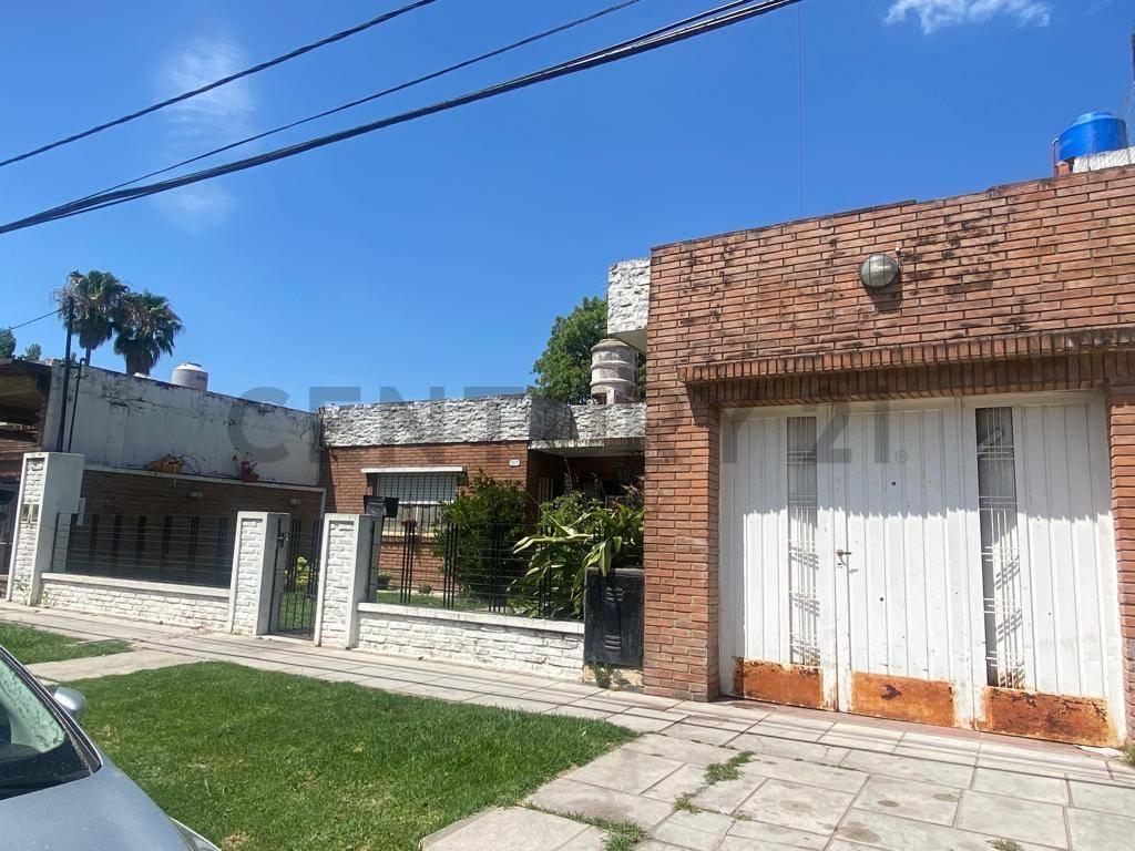 casa de 4 Ambientes en Ituzaingó posee Las Siguientes Características: - J. 2