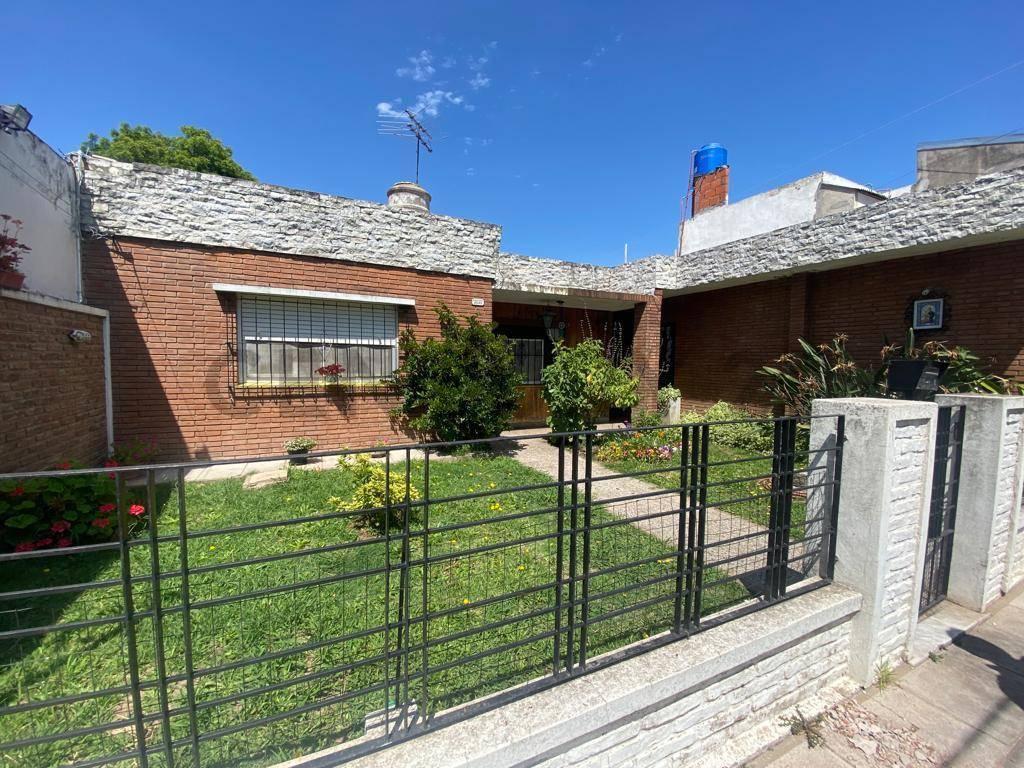 casa de 4 Ambientes en Ituzaingó posee Las Siguientes Características: - J. 4